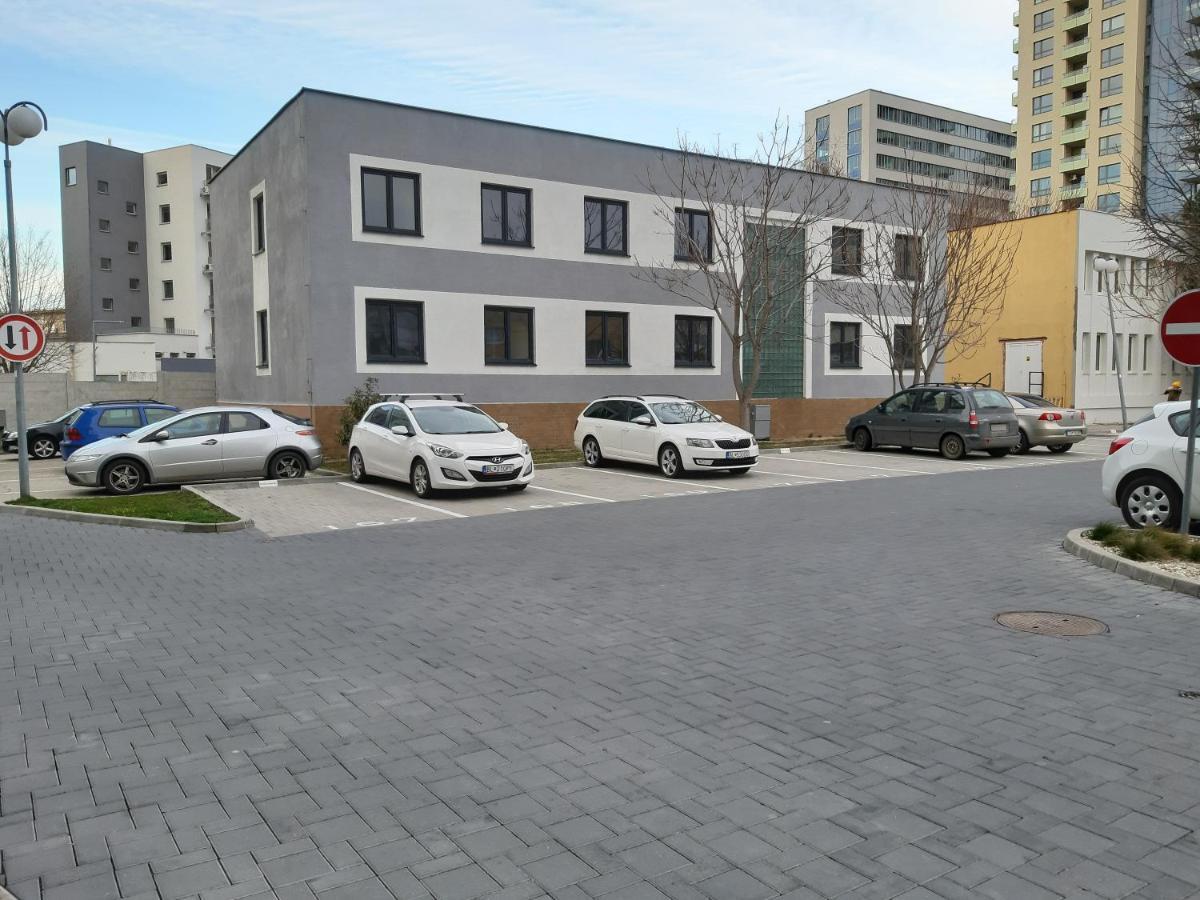 Living Bratislava & Bus Station & Mlynske Nivy Apartment Exterior photo